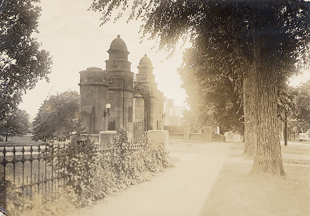 [Field Memorial Gate]